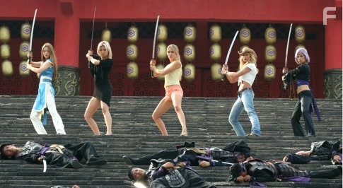 Jaime Pressly, Sarah Carter, Natassia Malthe, Holly Valance, and Devon Aoki in D.O.A. (2006)