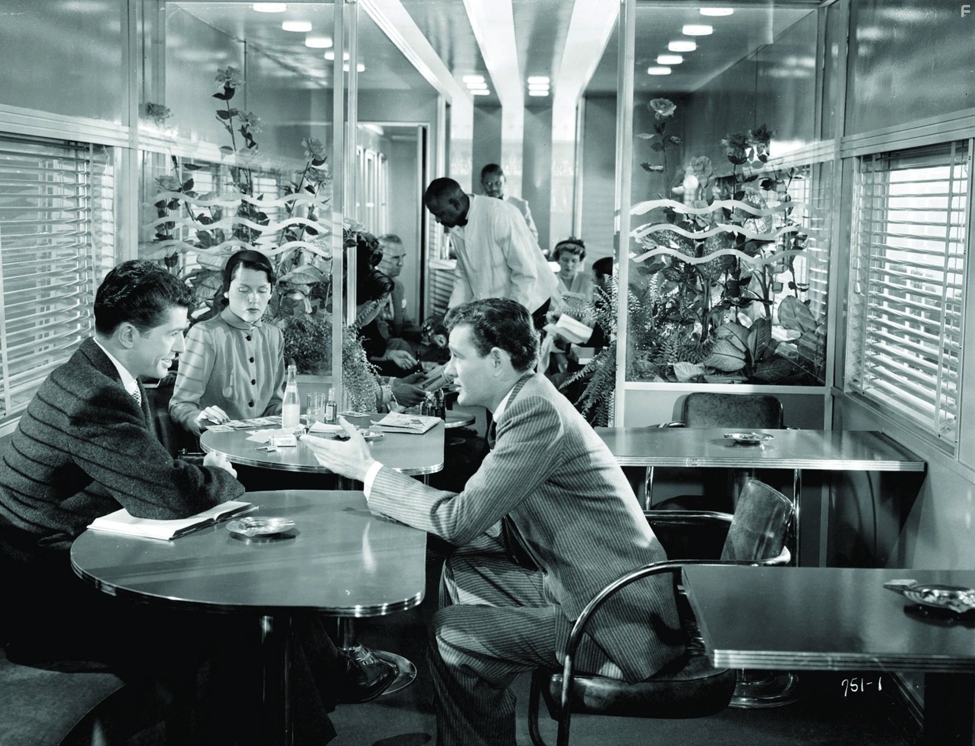 Farley Granger and Robert Walker in Незнакомцы в поезде (1951)