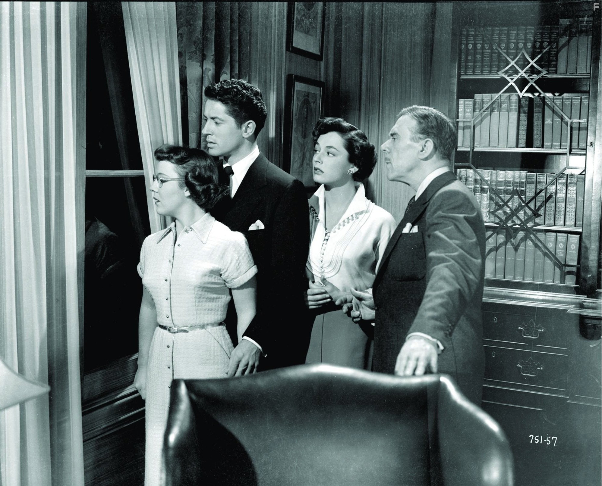 Leo G. Carroll, Farley Granger, Patricia Hitchcock, and Ruth Roman in Незнакомцы в поезде (1951)