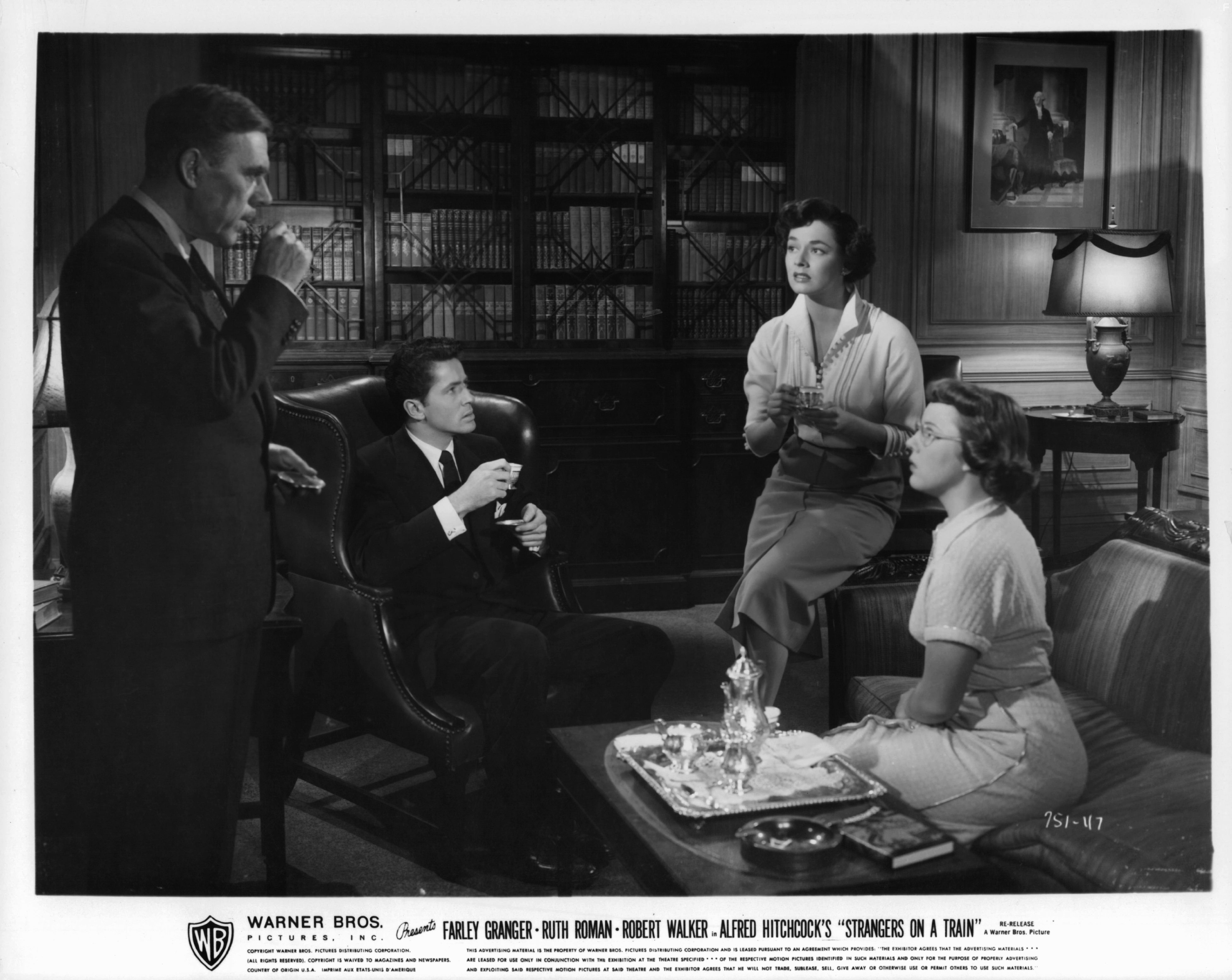 Leo G. Carroll, Farley Granger, Patricia Hitchcock, and Ruth Roman in Незнакомцы в поезде (1951)