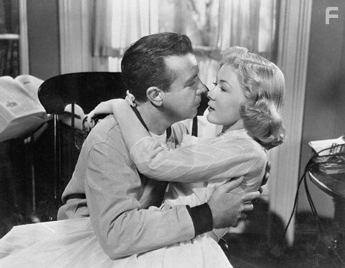 Gloria Grahame and Dick Powell in Злые и красивые (1952)