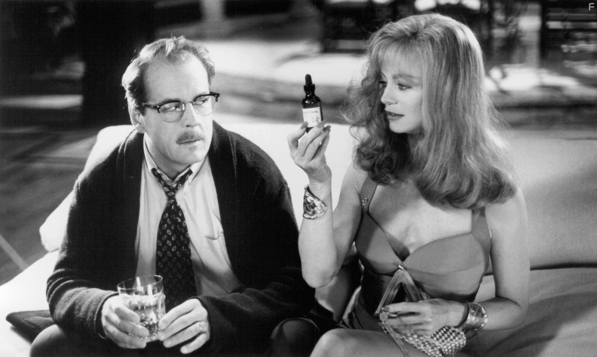 Bruce Willis and Goldie Hawn in Смерть ей к лицу (1992)
