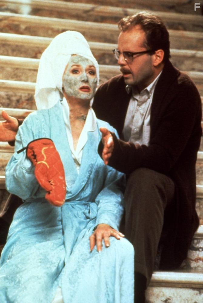 Bruce Willis and Meryl Streep in Смерть ей к лицу (1992)