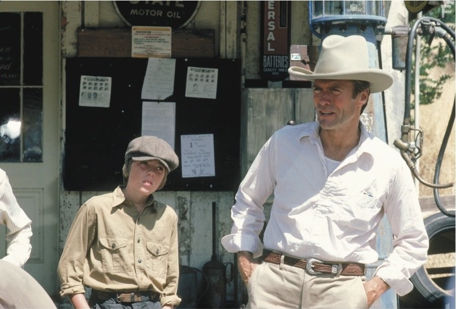 Clint Eastwood and Kyle Eastwood in Поющий по кабакам (1982)