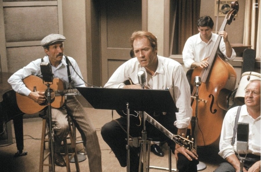 Clint Eastwood and Marty Robbins in Поющий по кабакам (1982)