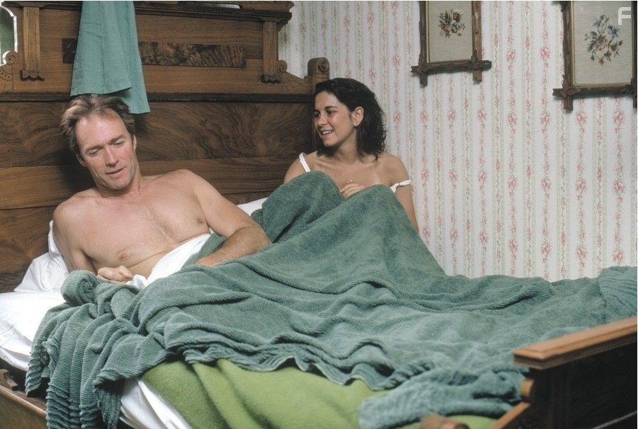 Clint Eastwood and Alexa Kenin in Поющий по кабакам (1982)