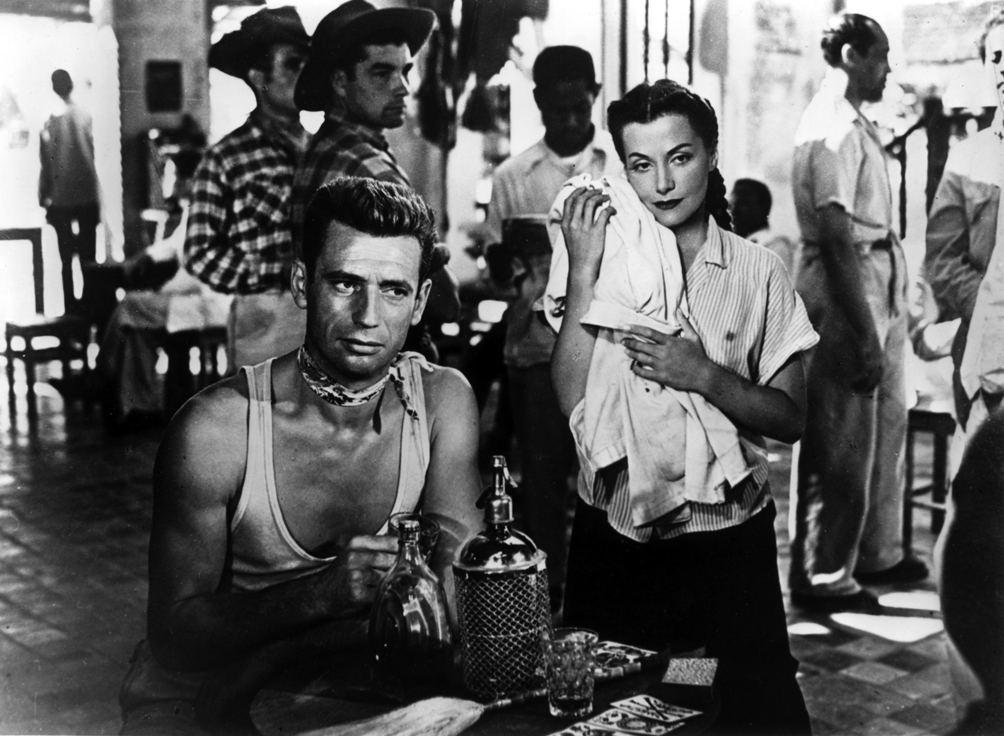 V?ra Clouzot and Yves Montand in Плата за страх (1953)