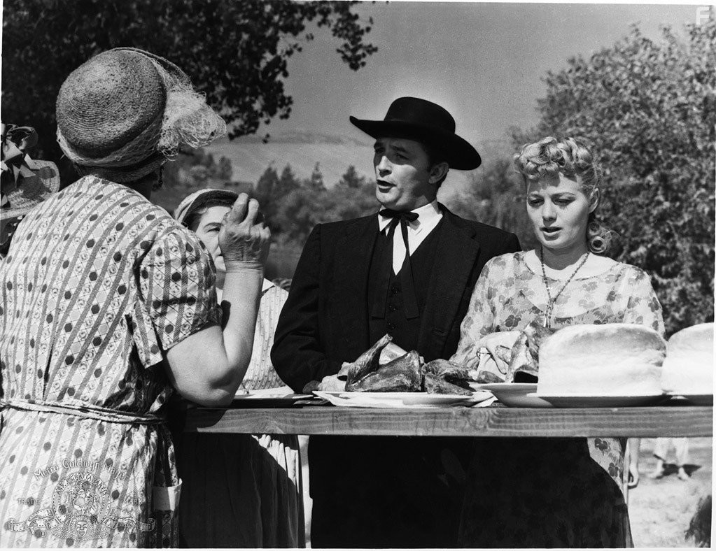 Robert Mitchum and Shelley Winters in Ночь охотника (1955)
