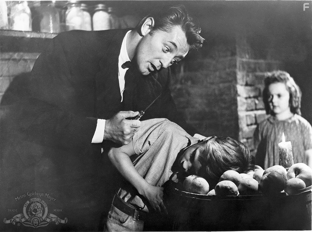 Robert Mitchum, Sally Jane Bruce, and Billy Chapin in Ночь охотника (1955)