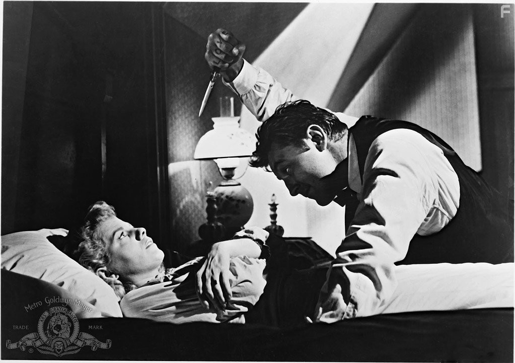 Robert Mitchum and Shelley Winters in Ночь охотника (1955)