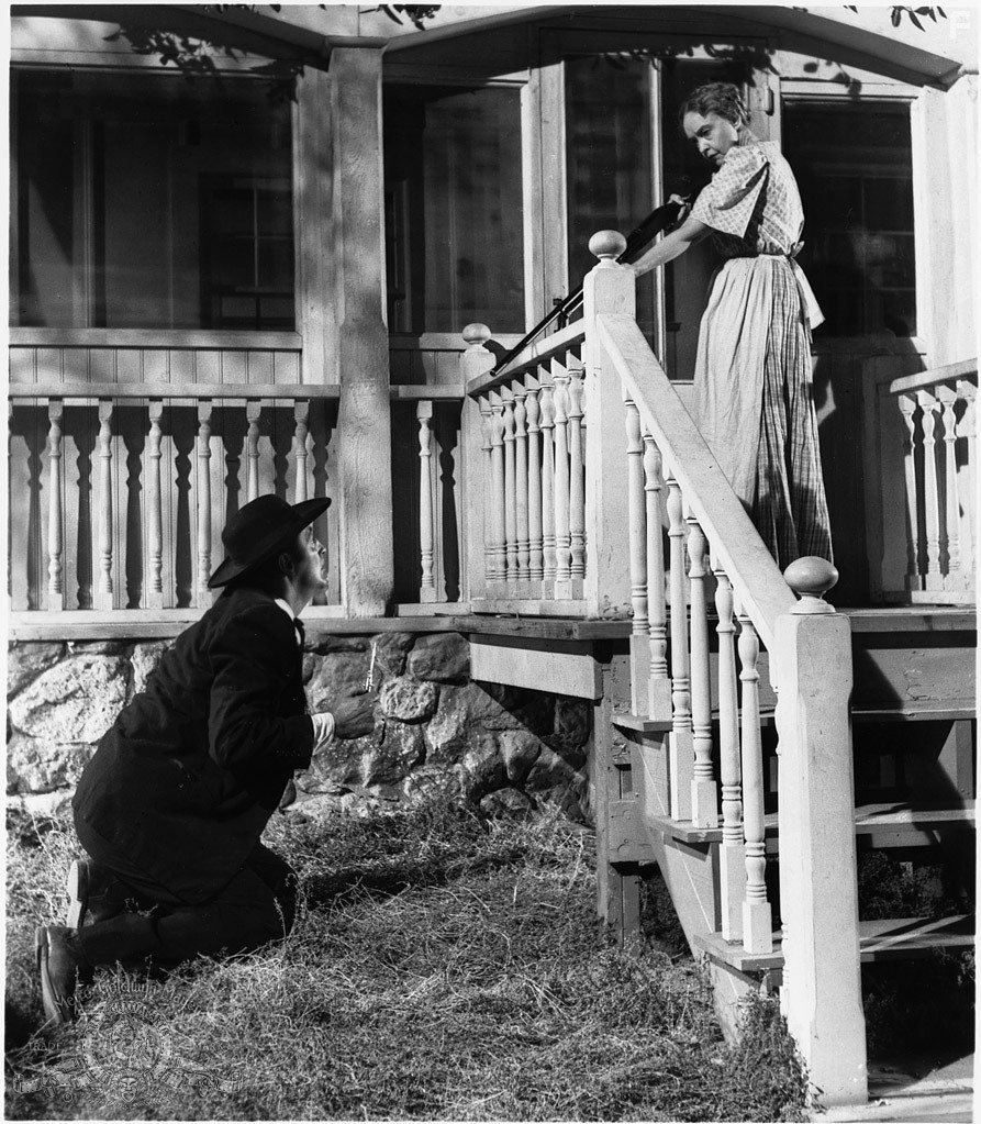 Robert Mitchum and Lillian Gish in Ночь охотника (1955)