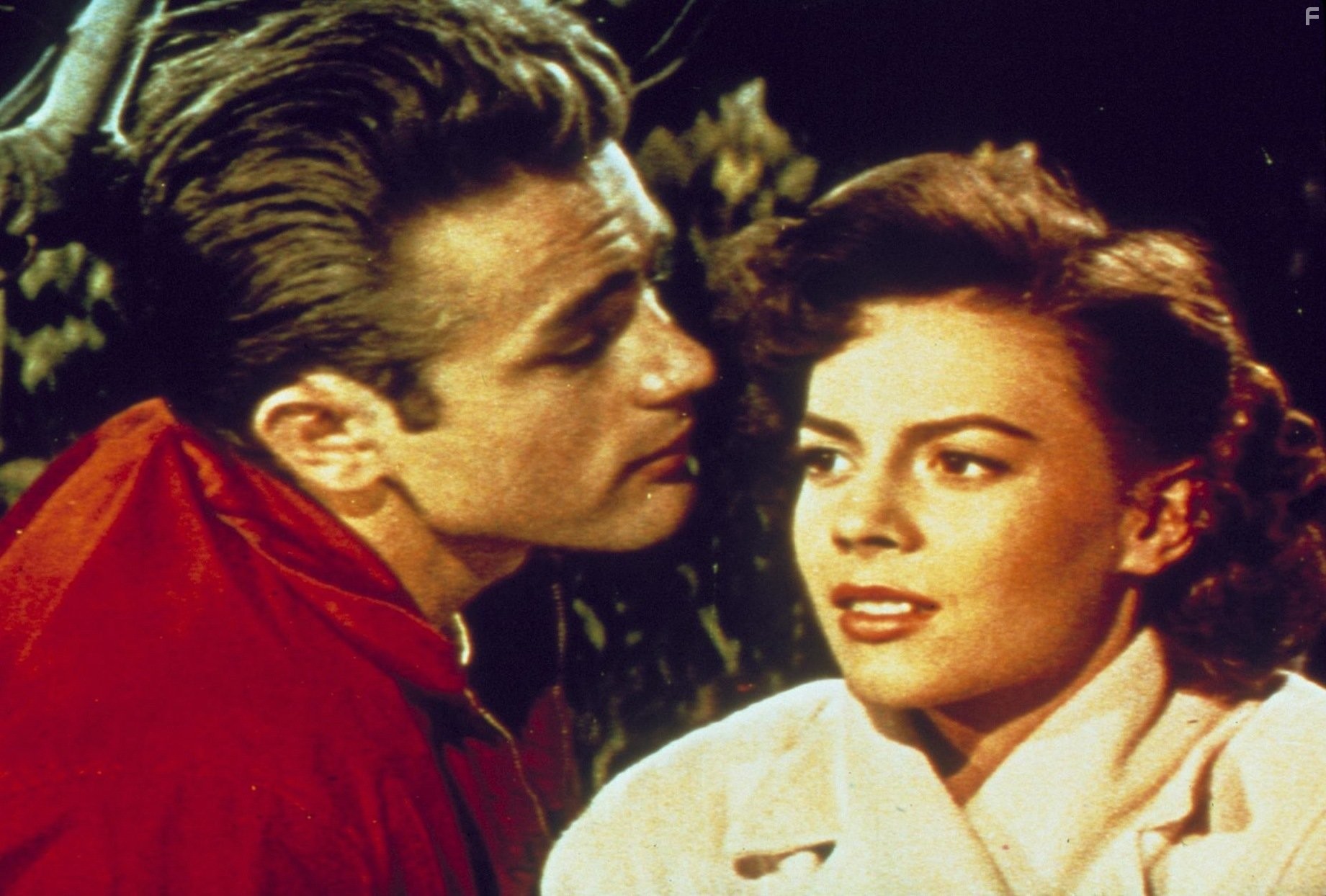 James Dean and Natalie Wood in Бунтарь без идеала (1955)