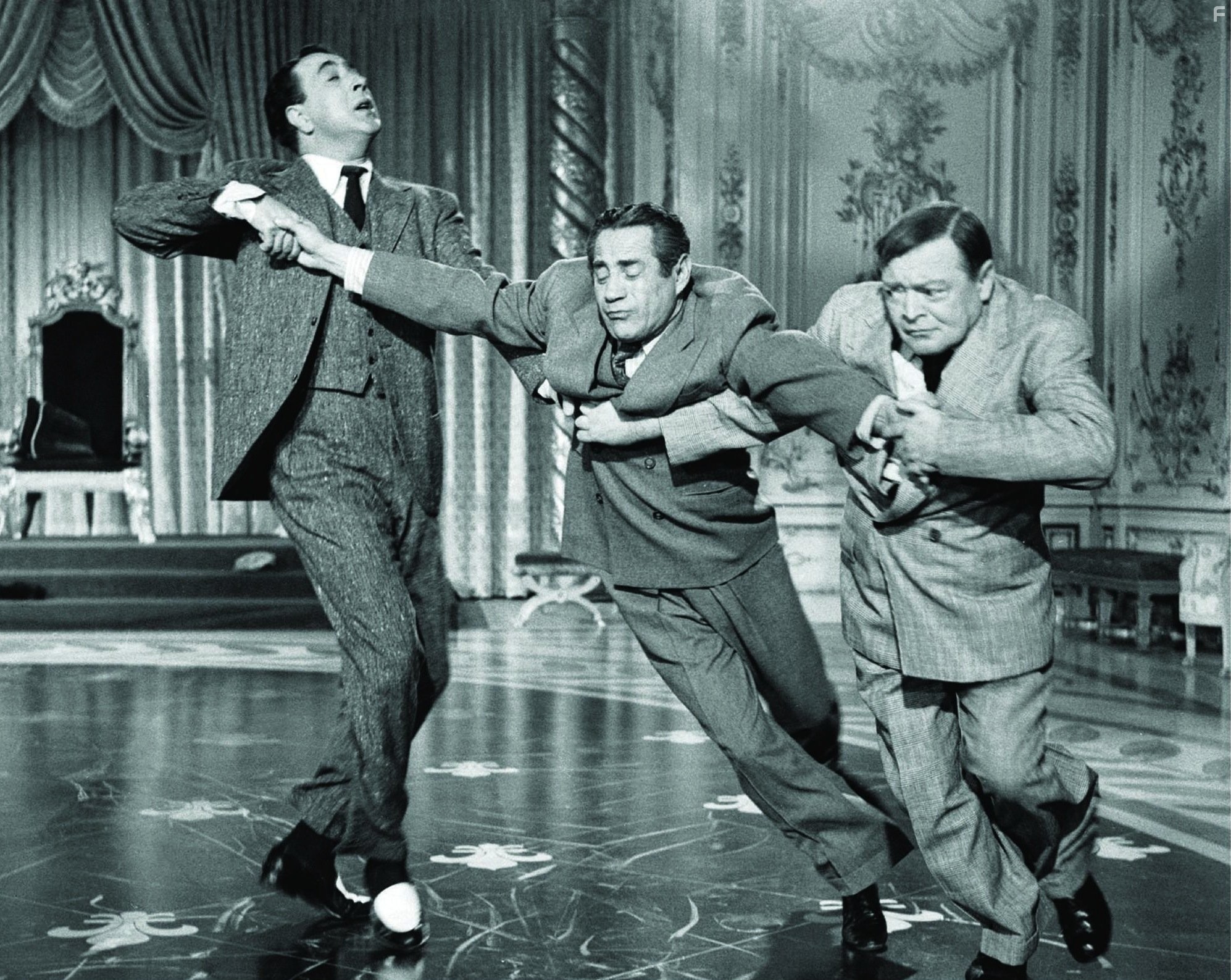 Peter Lorre in Шелковые чулки (1957)