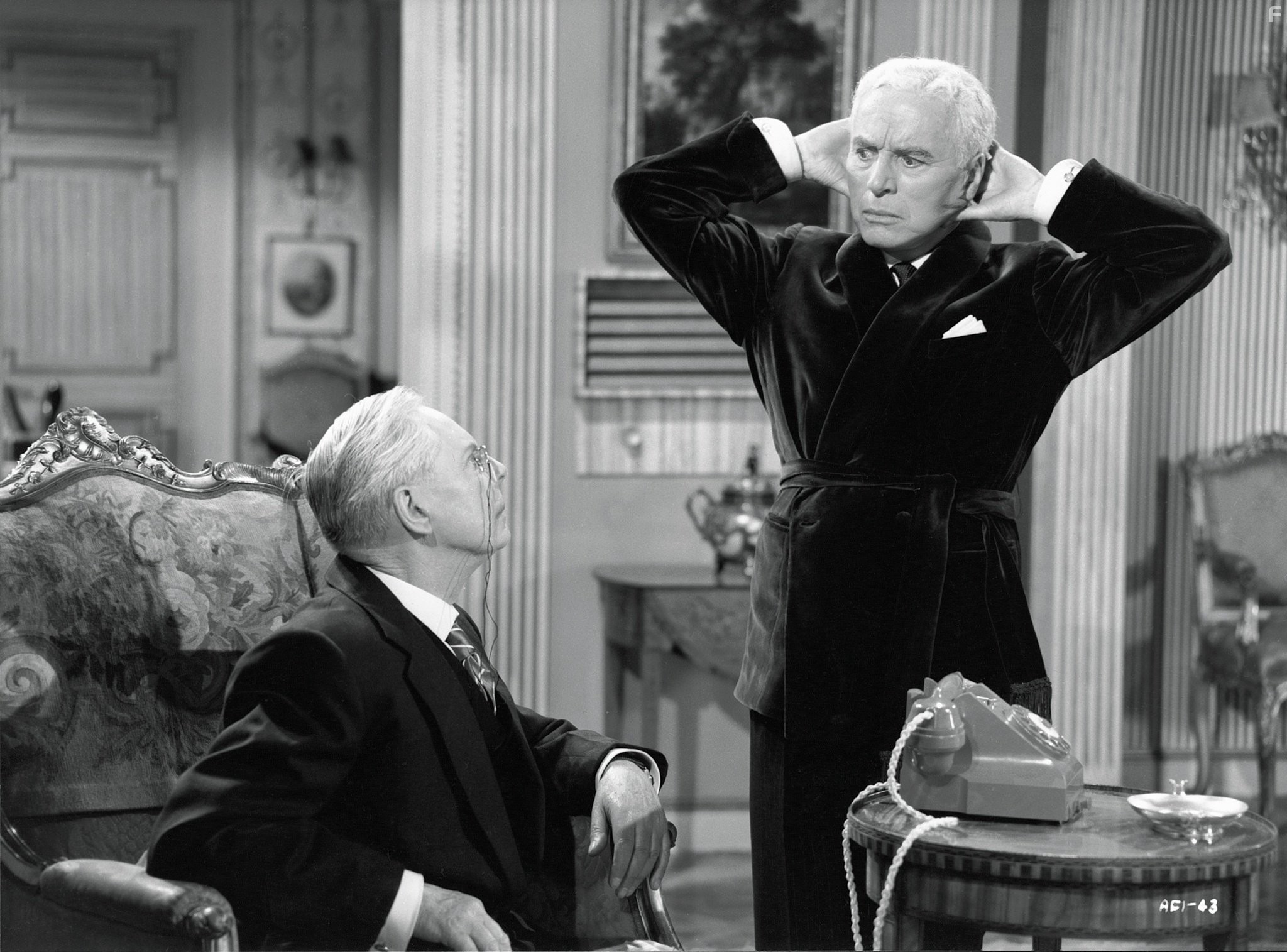 Charles Chaplin and Jerry Desmonde in Король в Нью-Йорке (1957)