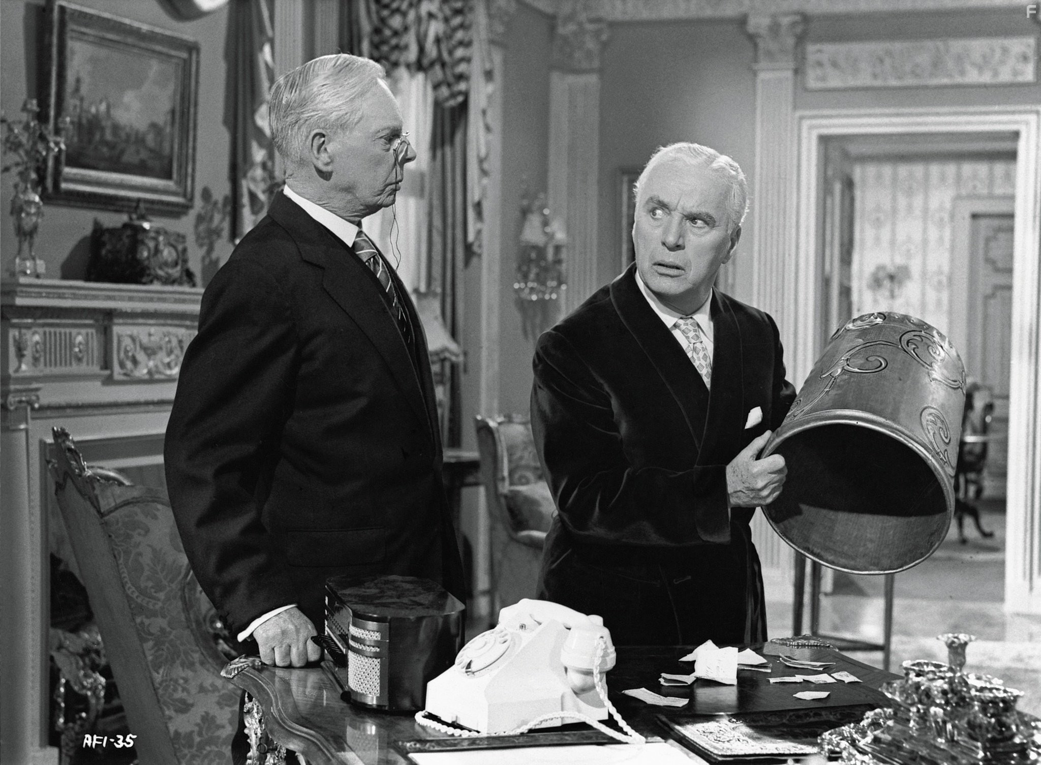 Charles Chaplin and Jerry Desmonde in Король в Нью-Йорке (1957)