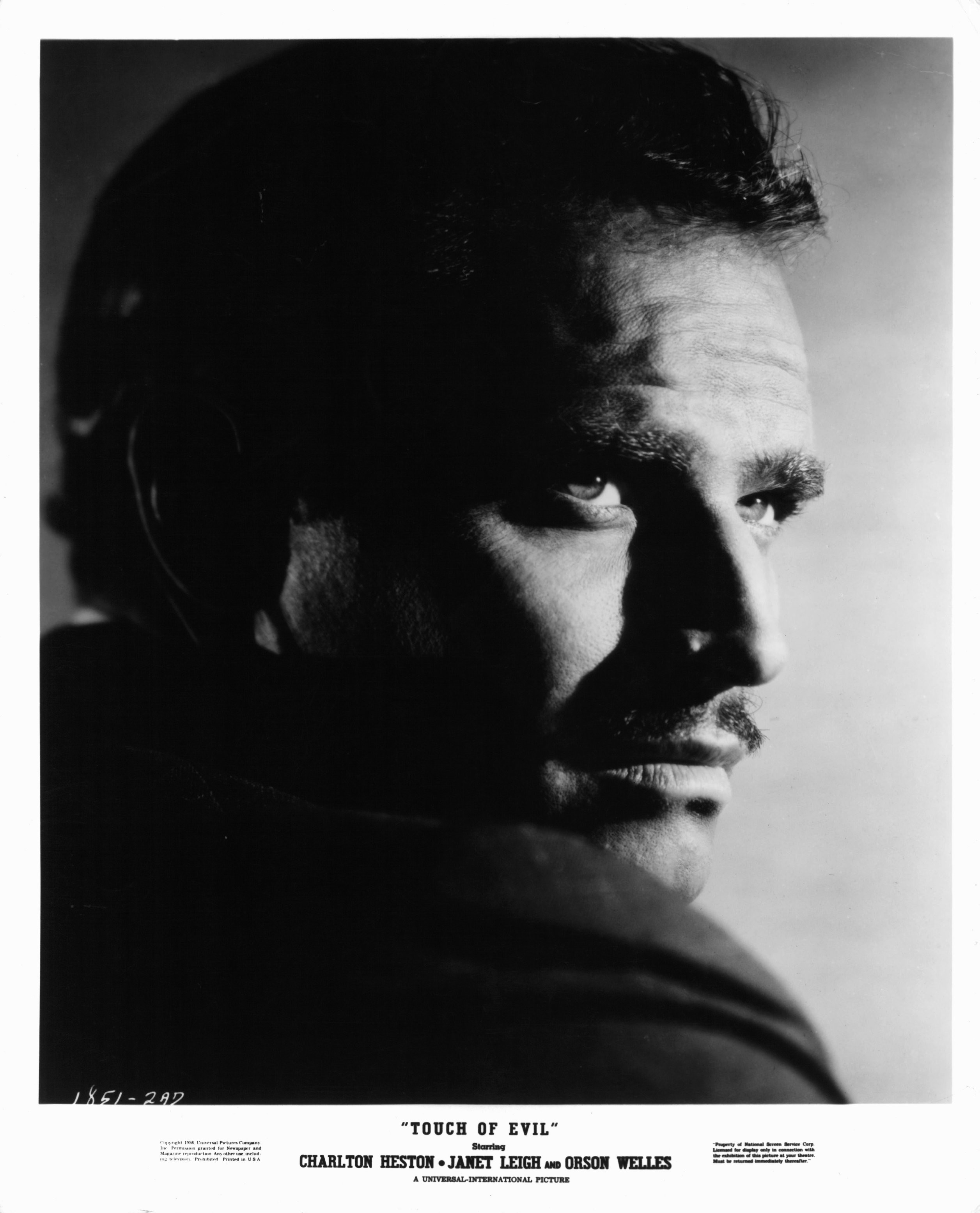 Charlton Heston in Печать зла (1958)