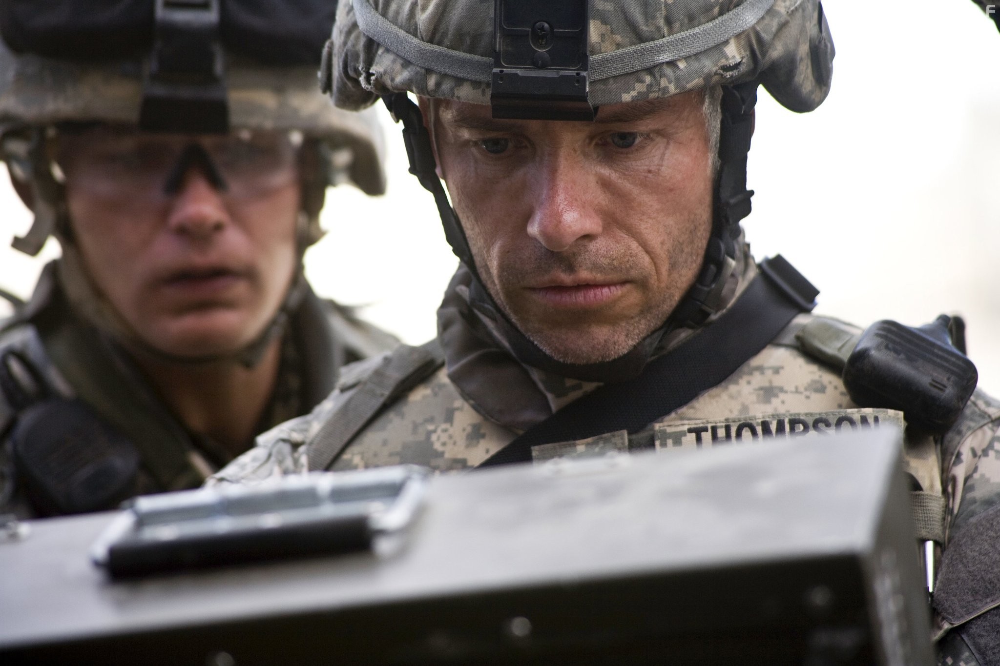 Guy Pearce and Brian Geraghty in Повелитель бури (2008)