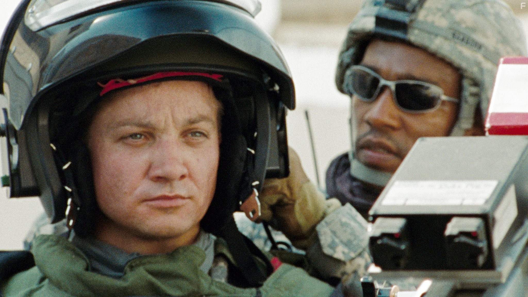 Jeremy Renner and Anthony Mackie in Повелитель бури (2008)
