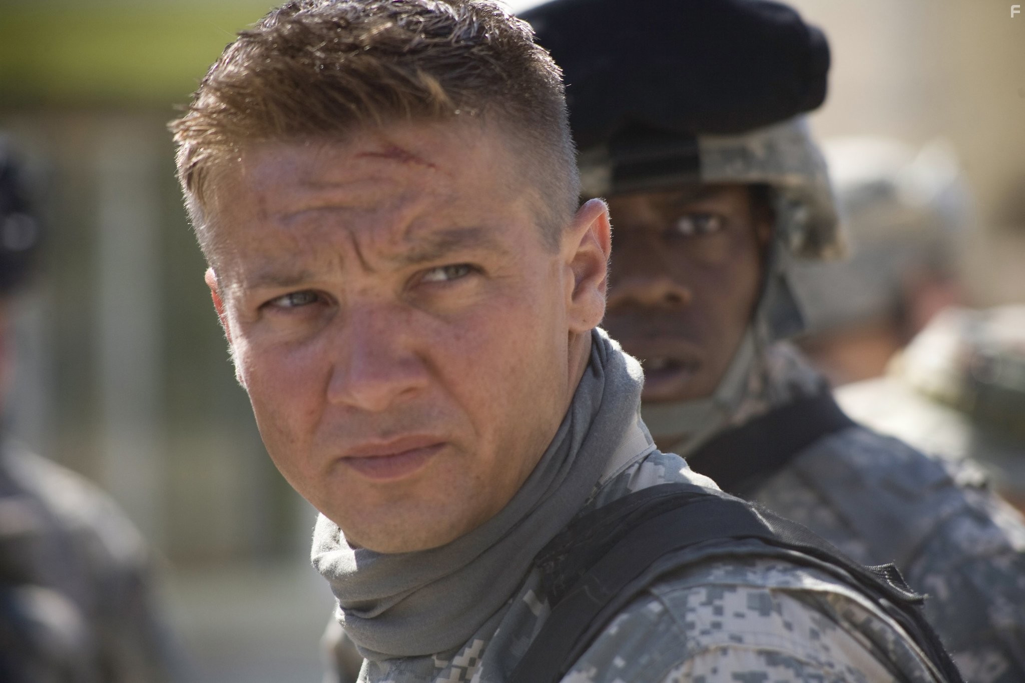 Jeremy Renner and Anthony Mackie in Повелитель бури (2008)