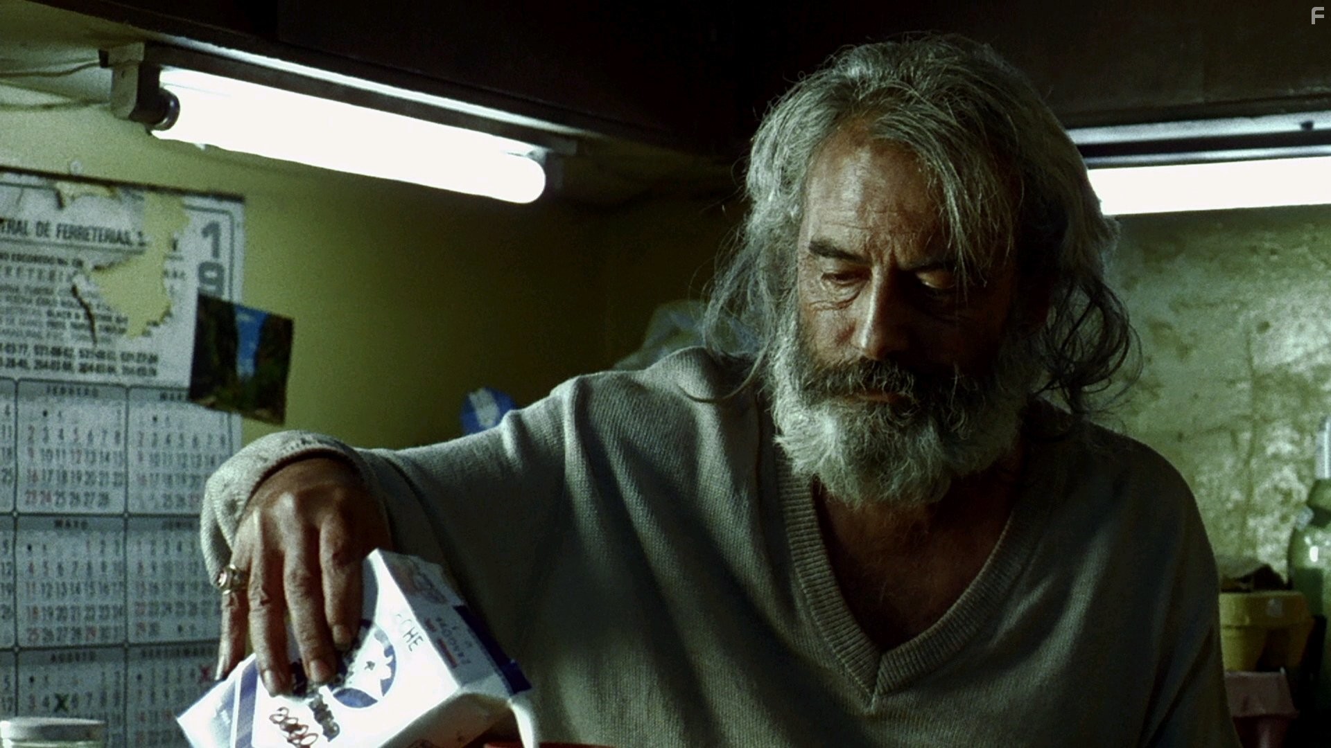 Emilio Echevarr?a in Сука любовь (2000)