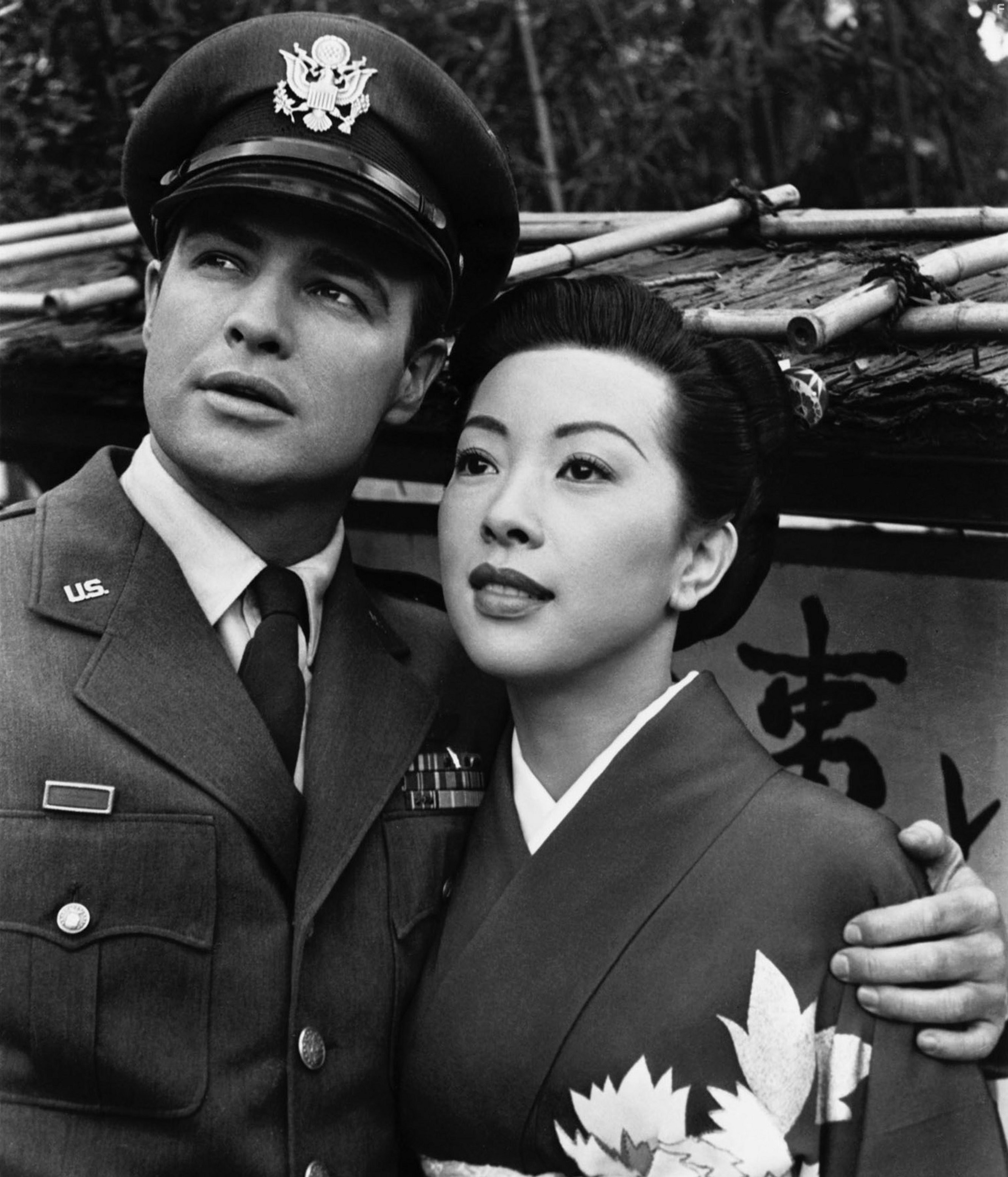 Marlon Brando and Miiko Taka in Сайонара (1957)