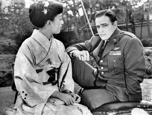 Marlon Brando and Miiko Taka in Сайонара (1957)