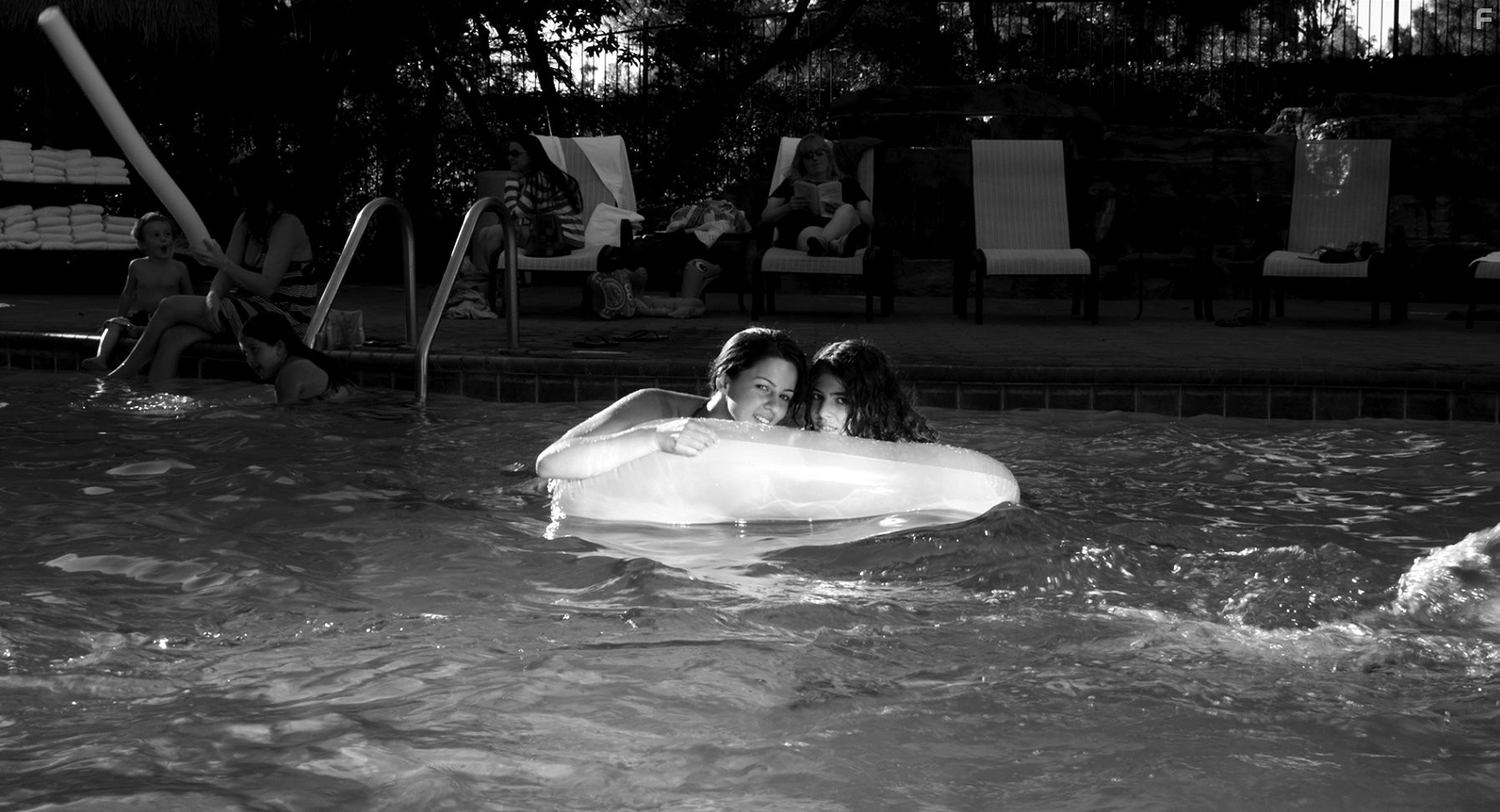 Annet Mahendru and Danielle Safady in Побег из завтра (2013)