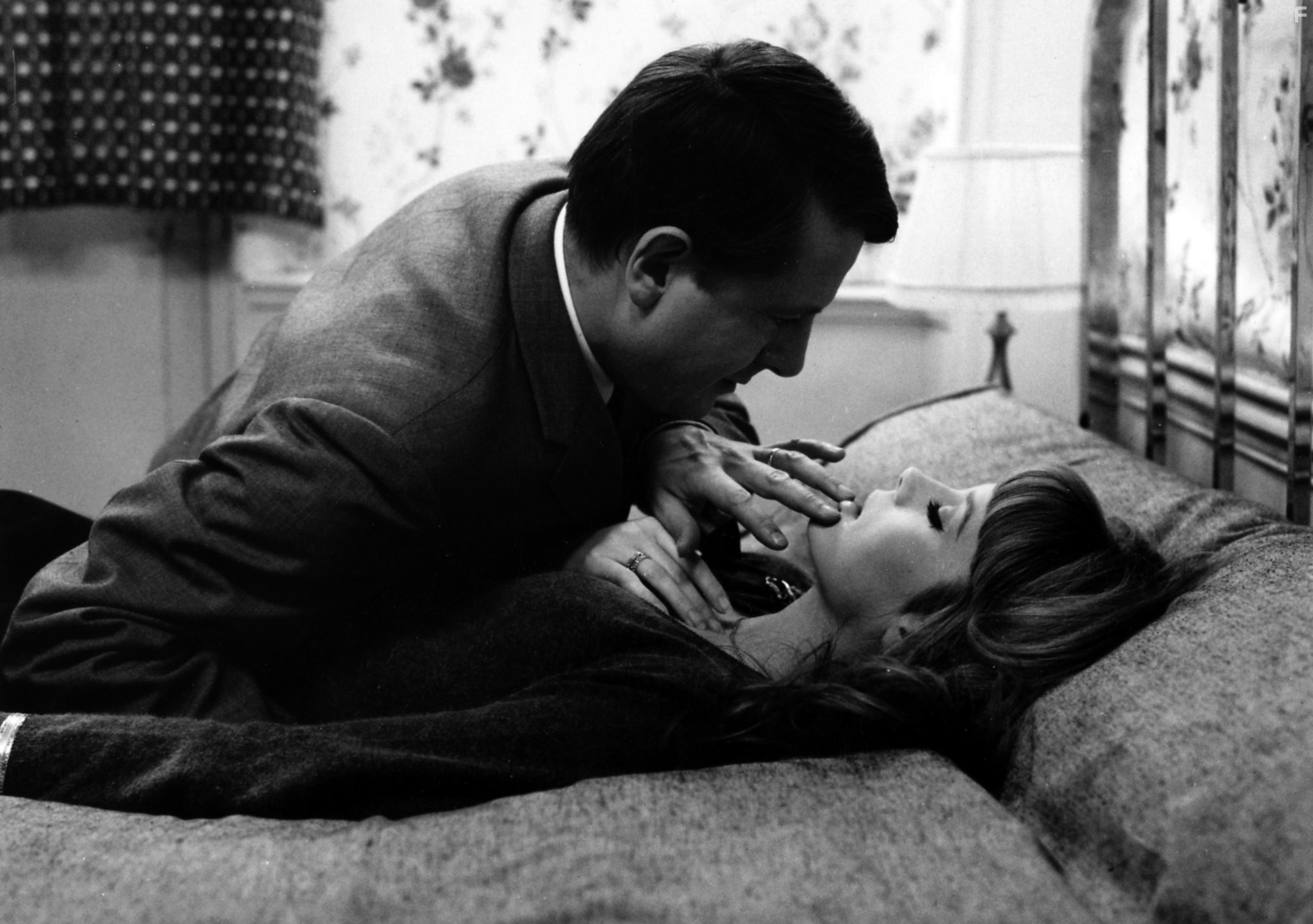 Jean Desailly and Fran?oise Dorl?ac in Нежная кожа (1964)