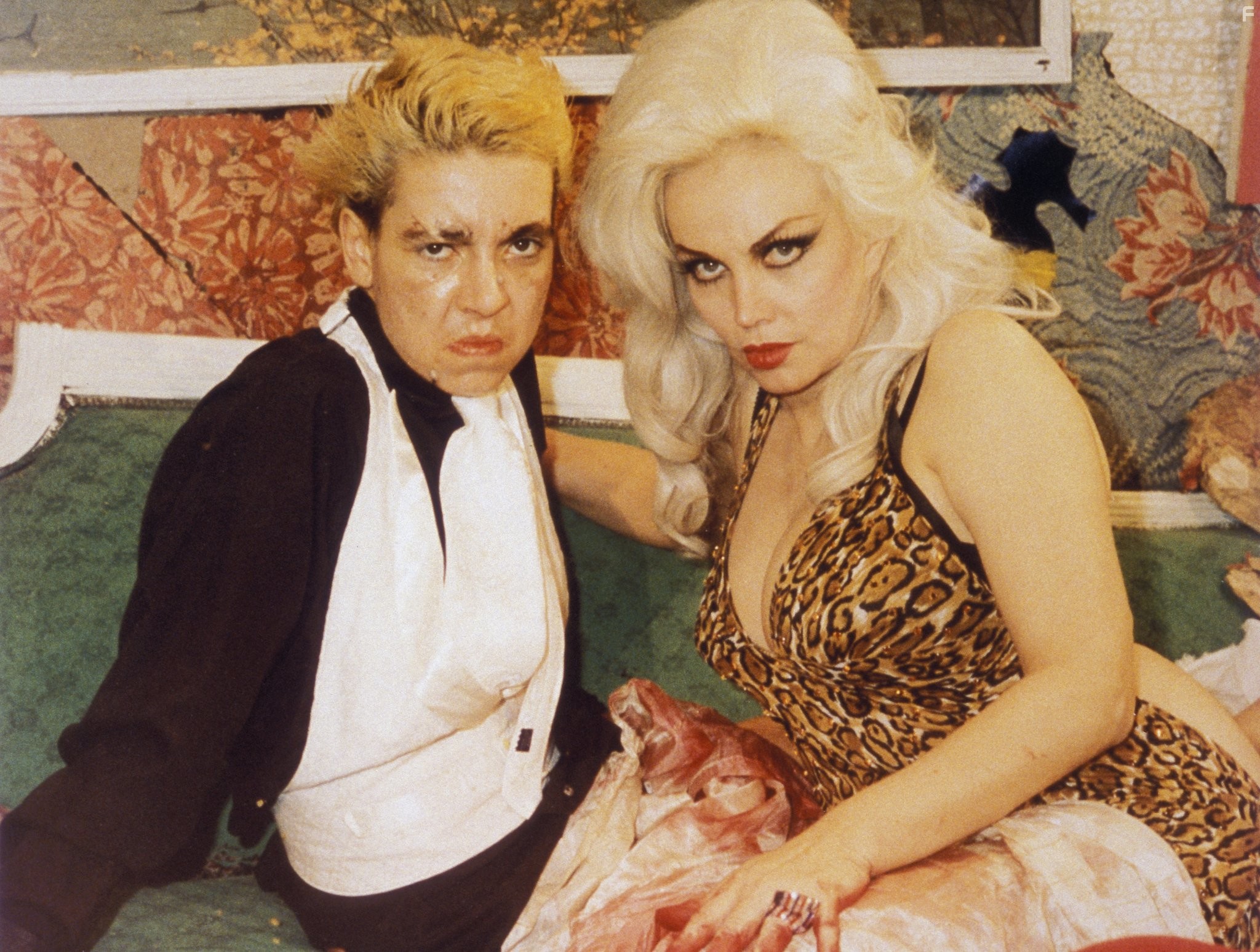 Susan Lowe and Liz Renay in Жизнь в отчаянии (1977)