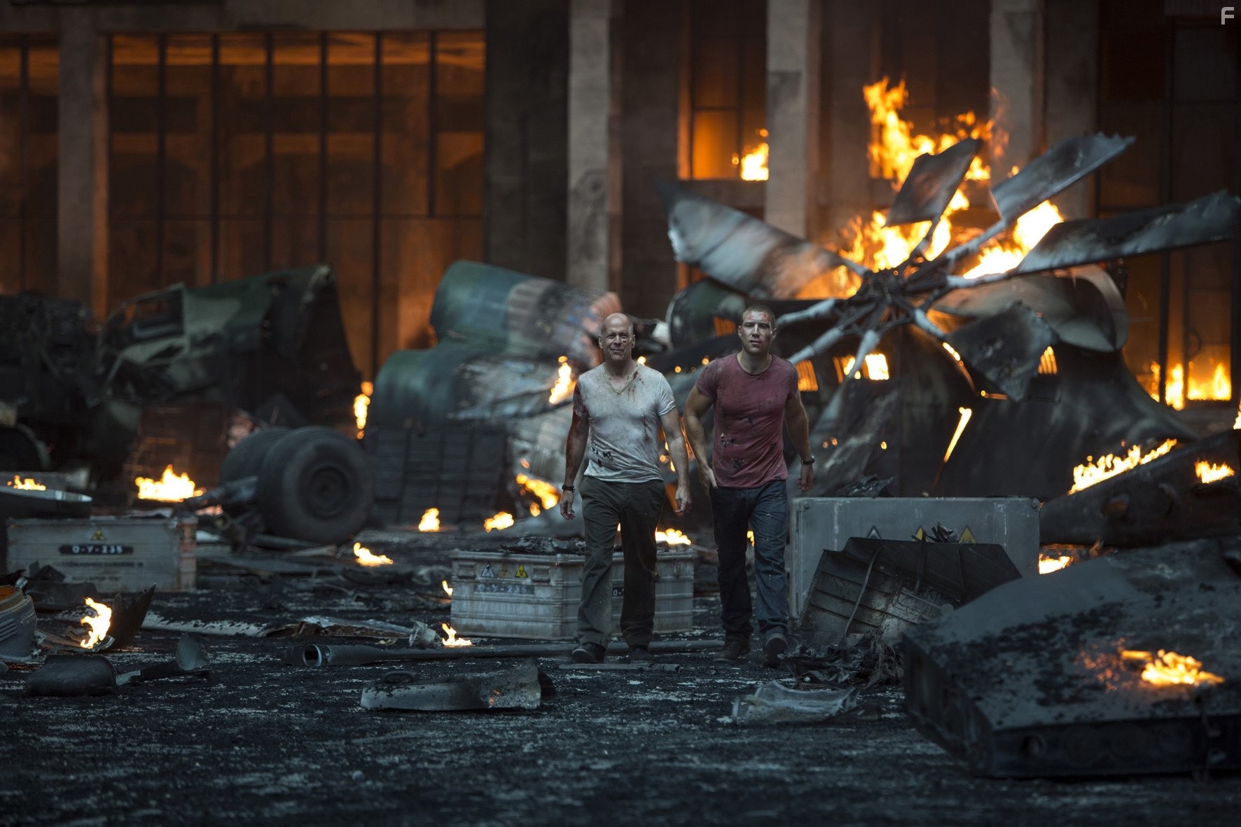 Bruce Willis and Jai Courtney in Крепкий орешек: Хороший день, чтобы умереть (2013)