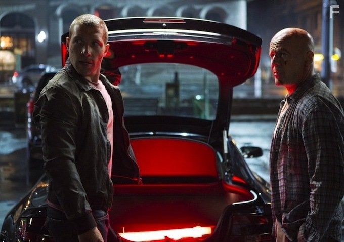 Bruce Willis and Jai Courtney in Крепкий орешек: Хороший день, чтобы умереть (2013)