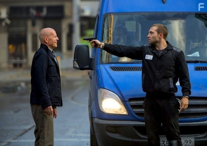 Bruce Willis and Jai Courtney in Крепкий орешек: Хороший день, чтобы умереть (2013)