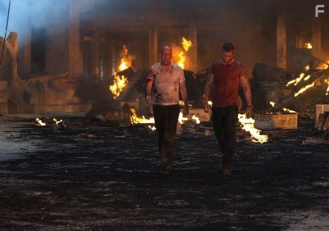 Bruce Willis and Jai Courtney in Крепкий орешек: Хороший день, чтобы умереть (2013)