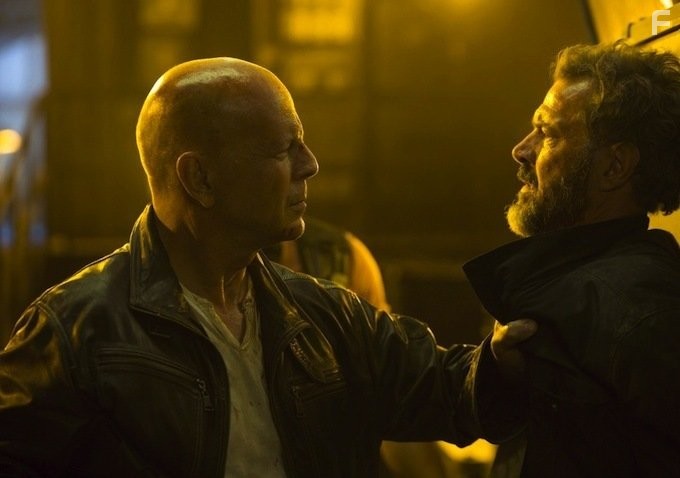 Bruce Willis and Sebastian Koch in Крепкий орешек: Хороший день, чтобы умереть (2013)