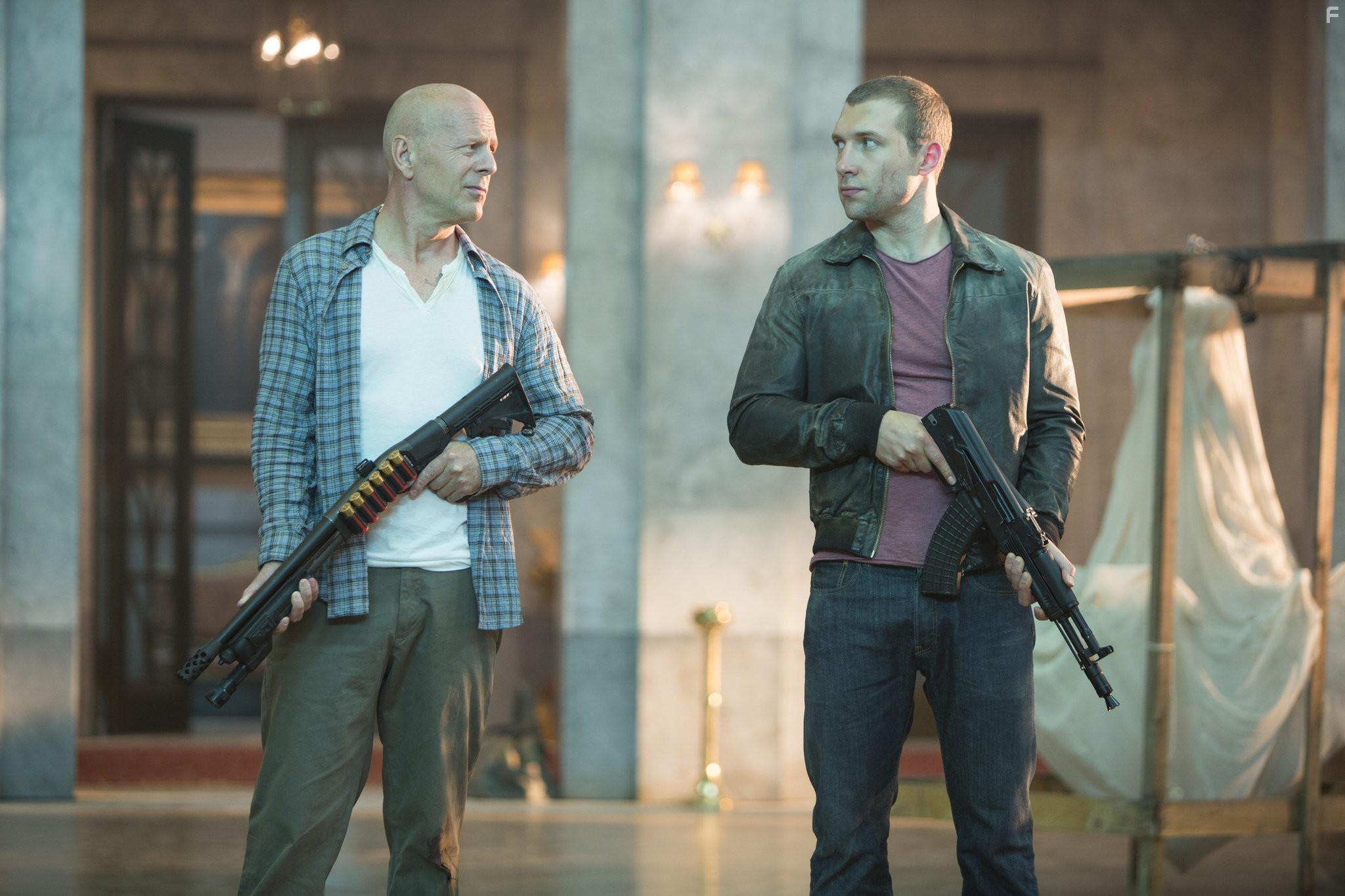 Bruce Willis and Jai Courtney in Крепкий орешек: Хороший день, чтобы умереть (2013)