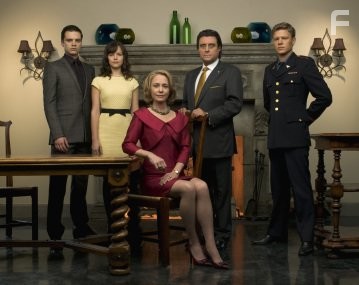 Ian McShane, Susanna Thompson, Sebastian Stan, and Allison Miller in Короли (2009)