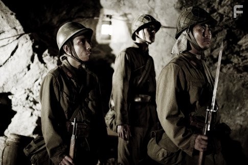 Kazunari Ninomiya and Ry? Kase in Письма с Иводзимы (2006)