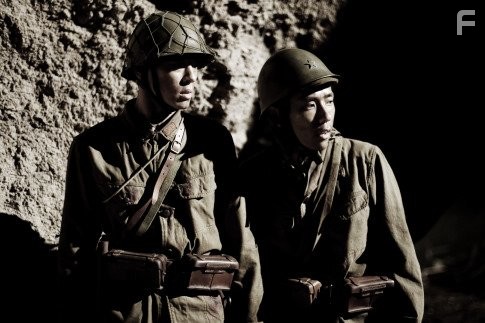 Kazunari Ninomiya and Ry? Kase in Письма с Иводзимы (2006)