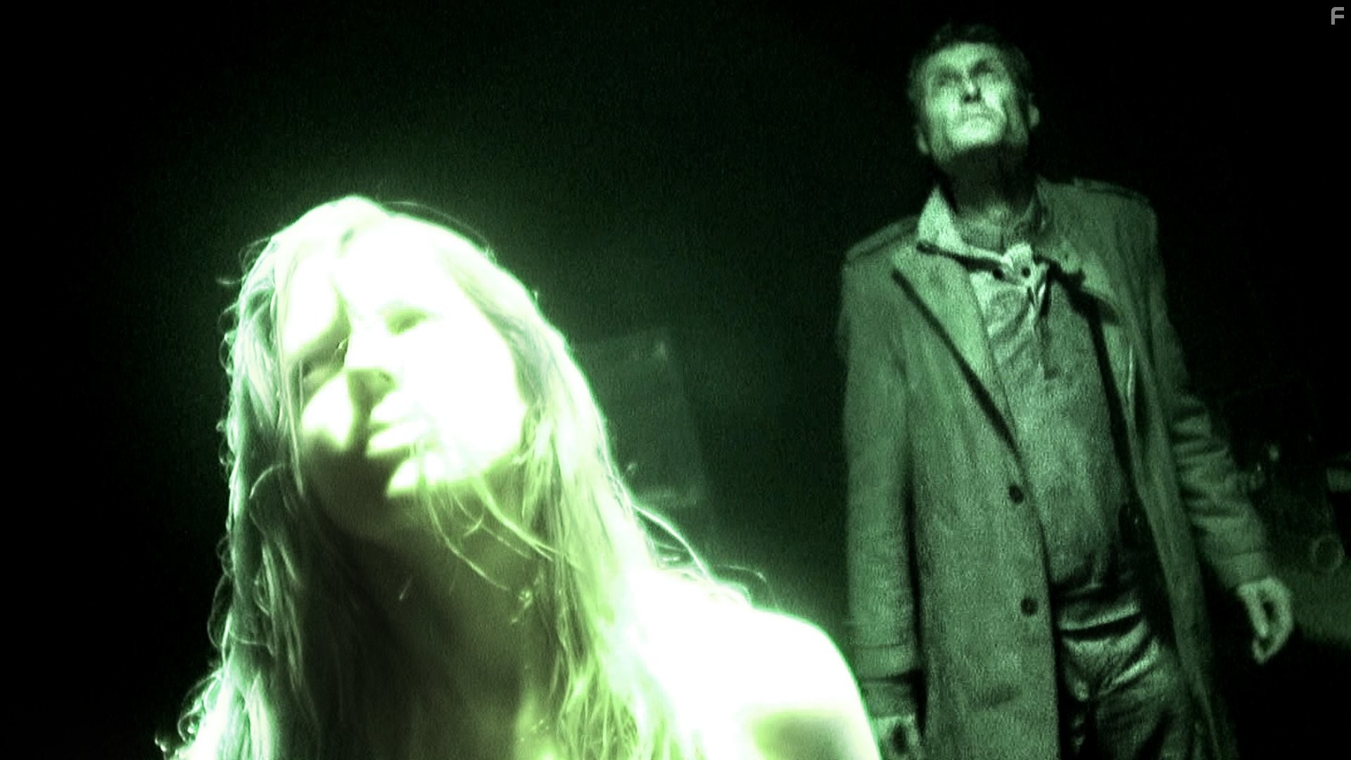 Manuela Velasco and Jonathan D. Mellor in Репортаж из преисподней (2009)