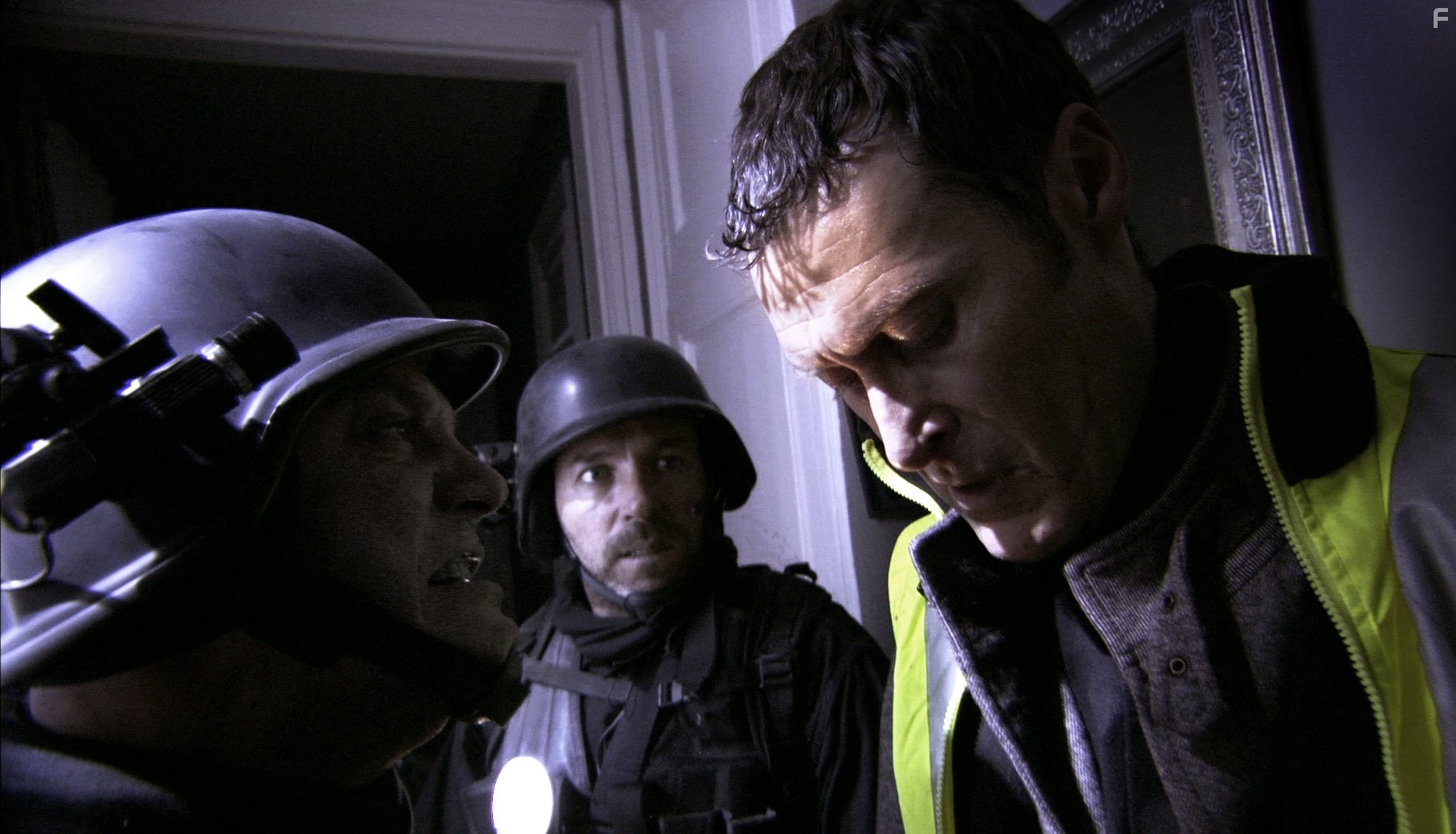 Ariel Casas, ?scar Zafra, and Jonathan D. Mellor in Репортаж из преисподней (2009)