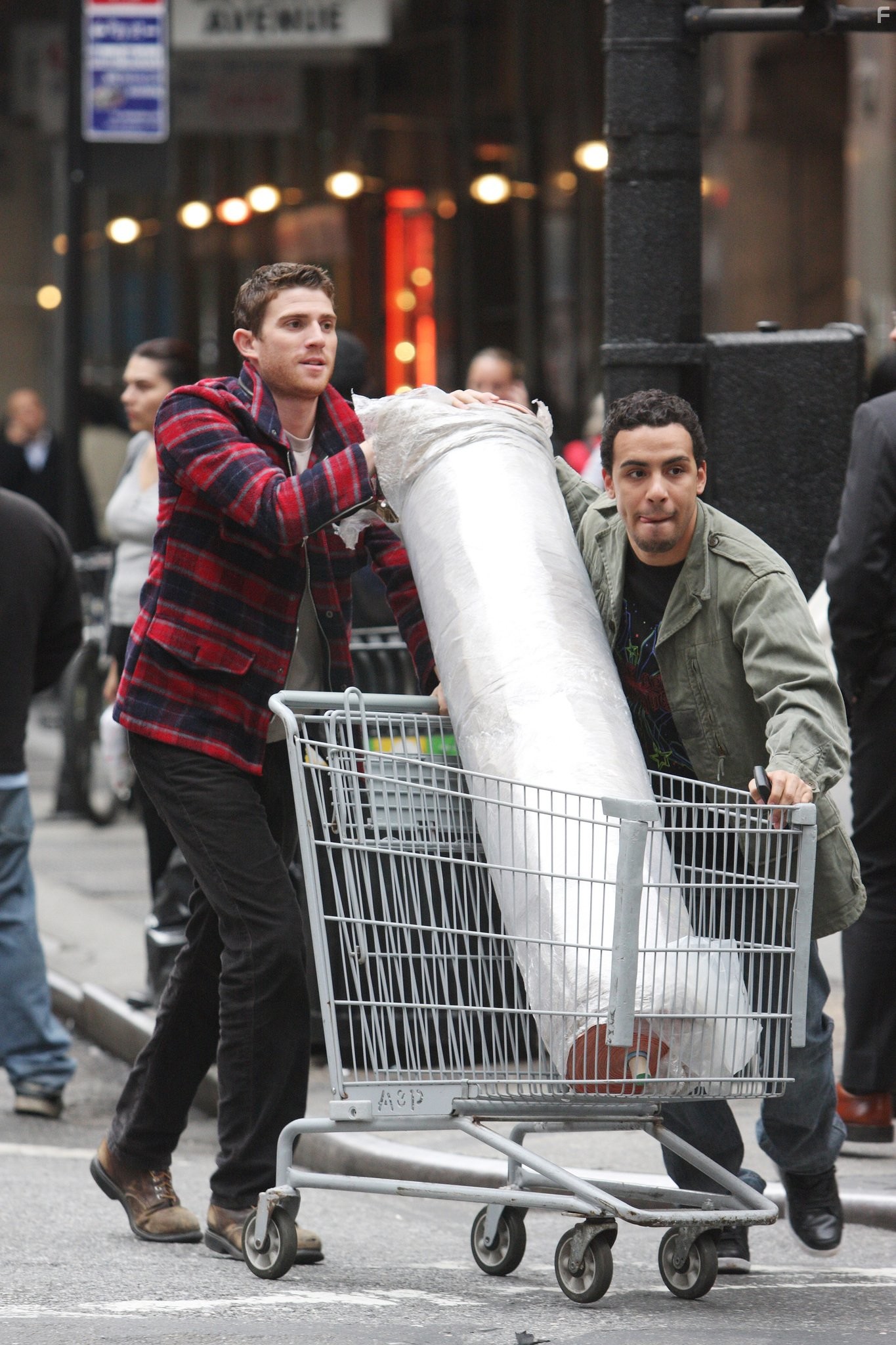 Victor Rasuk and Bryan Greenberg in Как добиться успеха в Америке (2010)