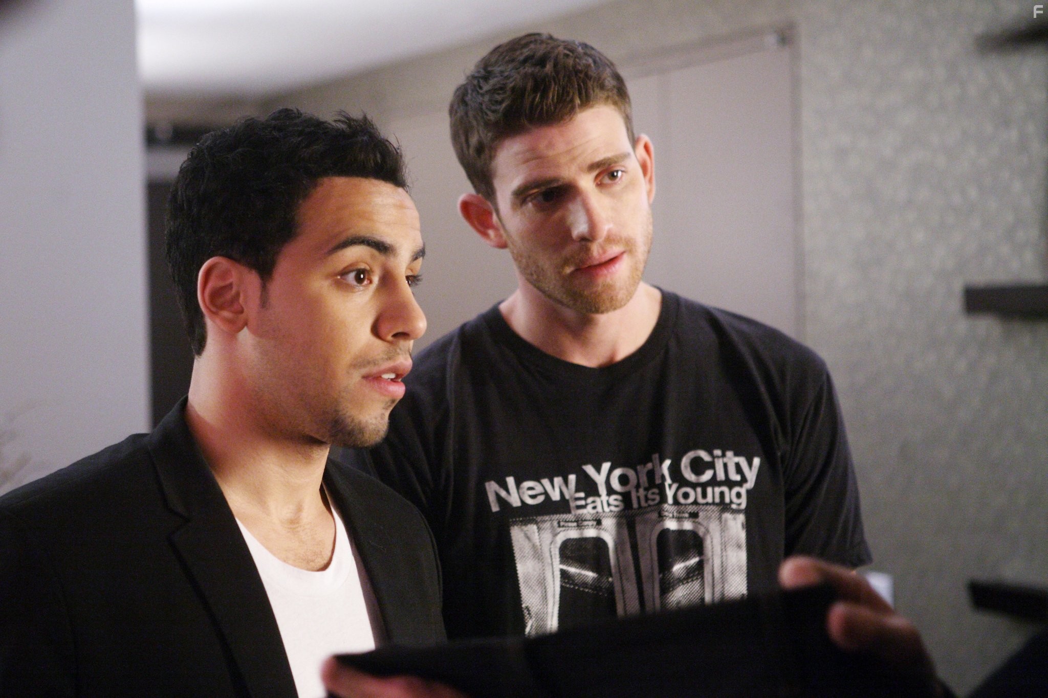 Victor Rasuk and Bryan Greenberg in Как добиться успеха в Америке (2010)