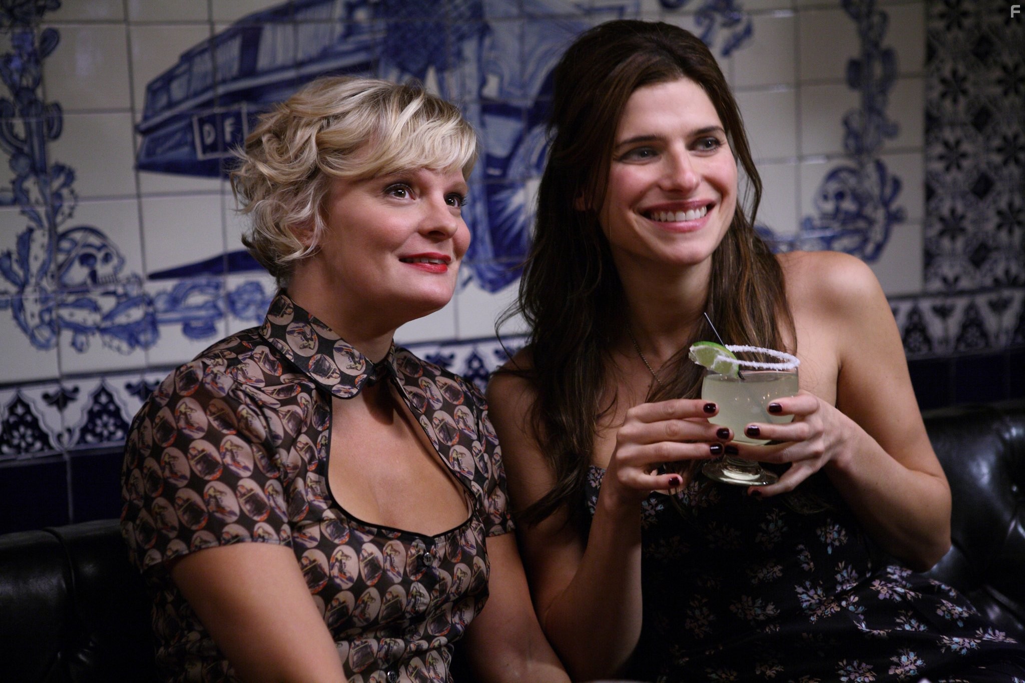 Martha Plimpton and Lake Bell in Как добиться успеха в Америке (2010)