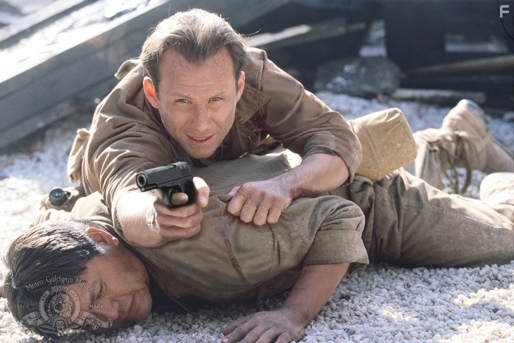 Christian Slater and Roger Willie in Говорящие с ветром (2002)