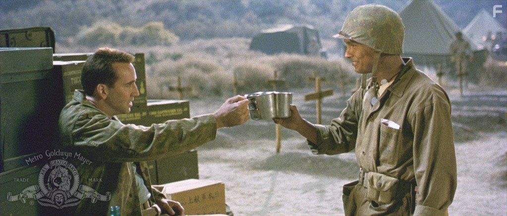 Christian Slater and Adam Beach in Говорящие с ветром (2002)