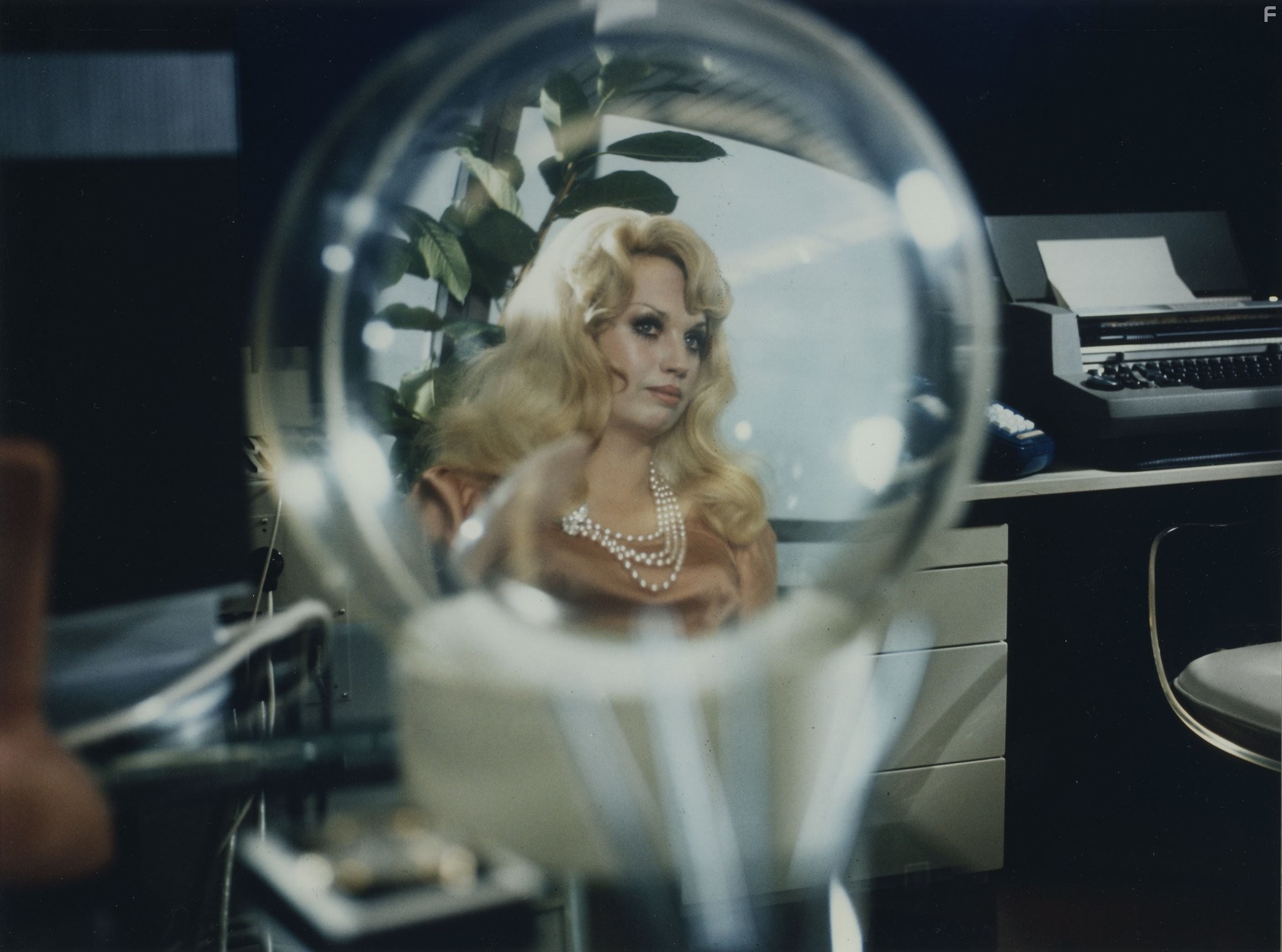 Barbara Valentin in Мир на проводе (1973)