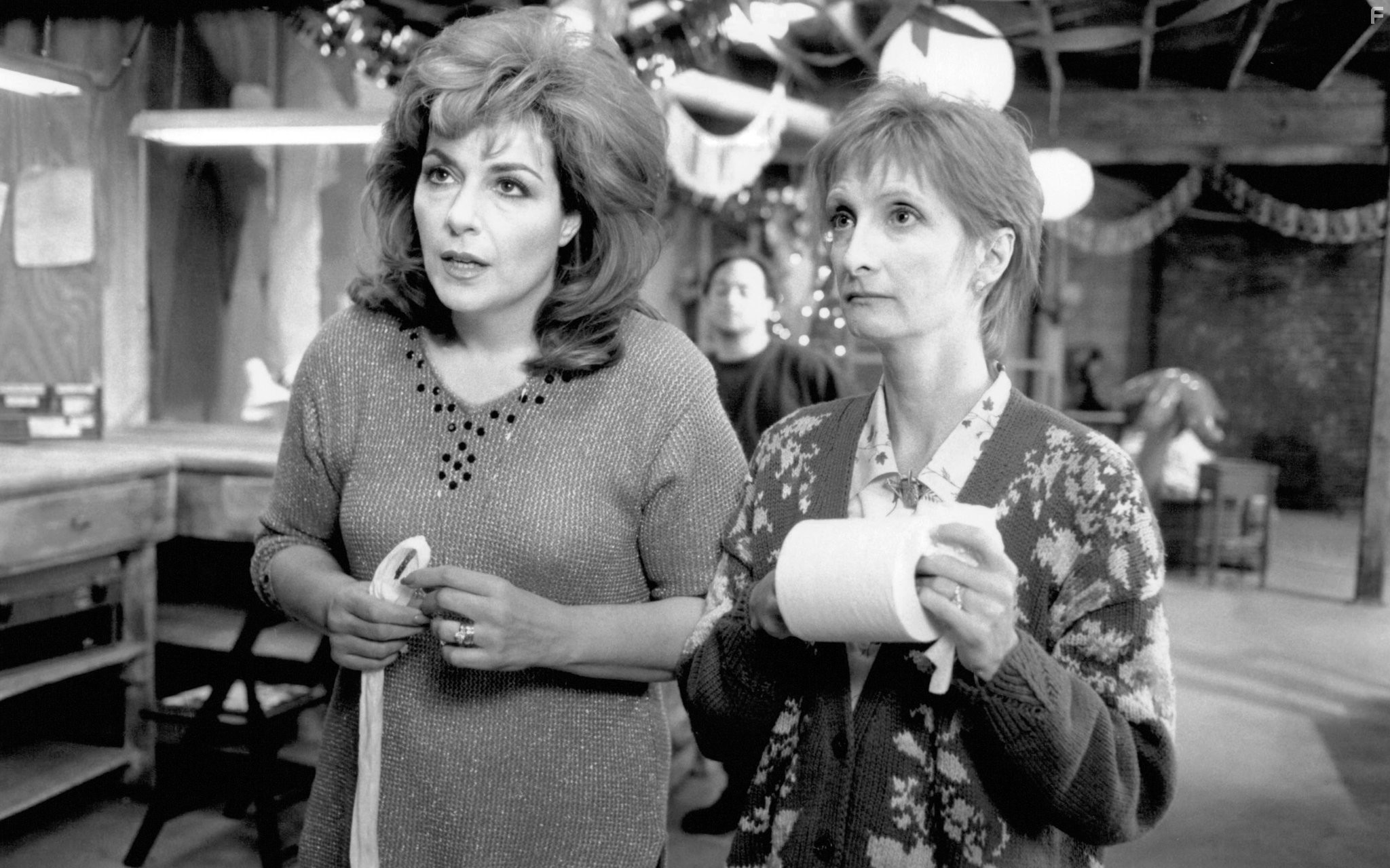 Caroline Aaron and Sheila McCarthy in Домашний арест (1996)