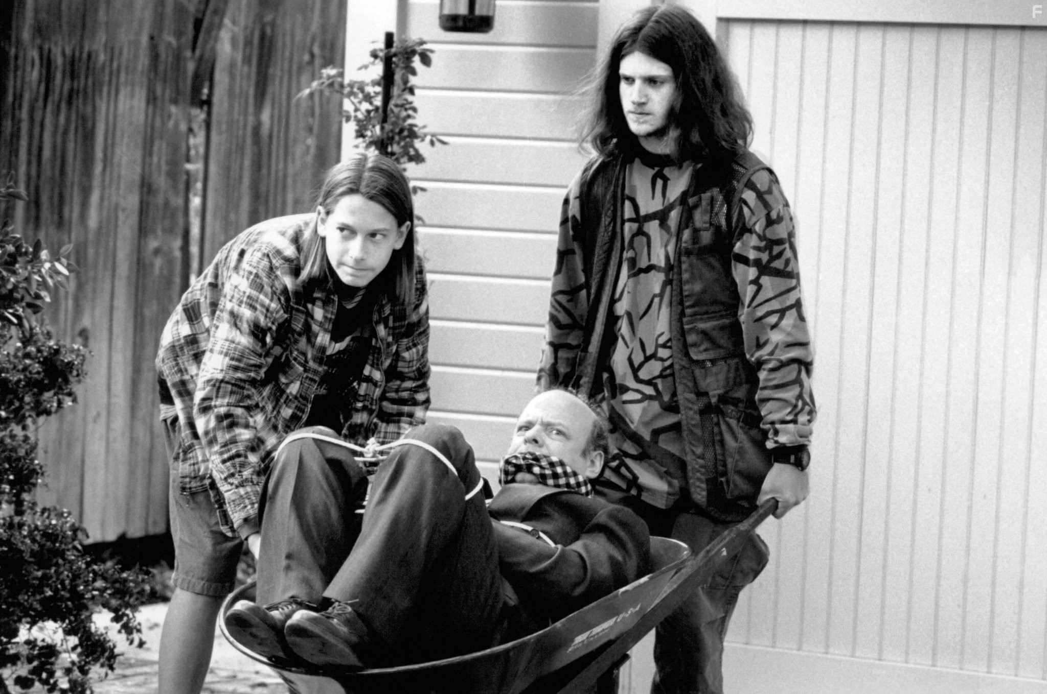 Wallace Shawn, Mooky Arizona, and Herbert Russell in Домашний арест (1996)