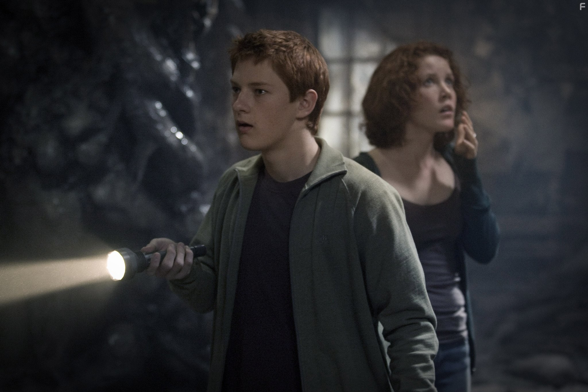 Sophie McBride and Tom Cameron in Хранители огня (2009)