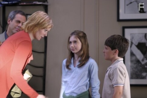 Cynthia Nixon and Josh Hutcherson in Маленький Манхэттен (2005)